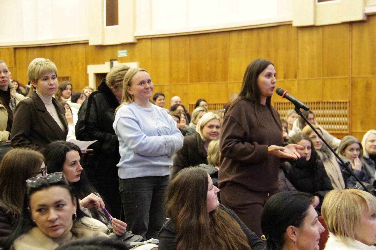 «Pytannia-vidpovid» mizh batkamy uchniv ta zastupnytseiu ministra osvity i nauky Ukrainy Nadiieiu Kuzmychovoiu